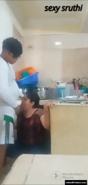 नौकरानी को किचन में लंड चूसाकर वीर्य पिलाने वाली देसी बीएफ वीडियो — screenshot 1