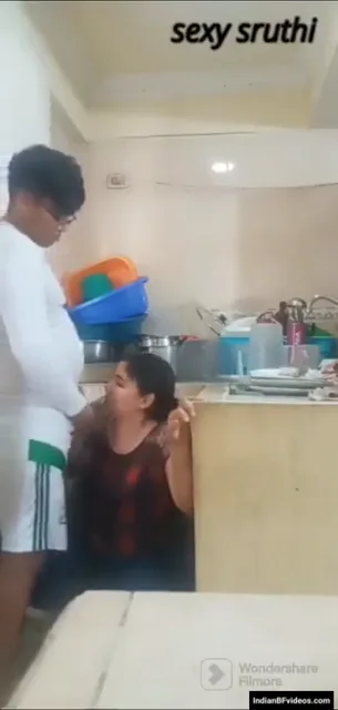 नौकरानी को किचन में लंड चूसाकर वीर्य पिलाने वाली देसी बीएफ वीडियो — screenshot 2
