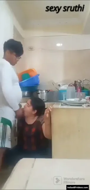 नौकरानी को किचन में लंड चूसाकर वीर्य पिलाने वाली देसी बीएफ वीडियो — screenshot 3