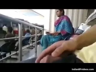 बस स्टॉप पर लड़की के सामने लंड हिलाकर चूत दिखाने का गंदा देसी एमएमएस वीडियो — screenshot 1