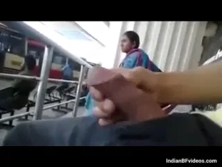 बस स्टॉप पर लड़की के सामने लंड हिलाकर चूत दिखाने का गंदा देसी एमएमएस वीडियो — screenshot 4