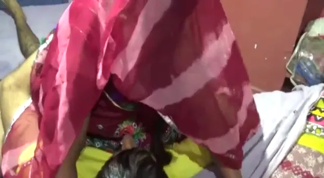 घाघरा उठाकर घूंघट ओढ़े गुजराती भाभी देवर का लंड चूसते हुए सेक्स वीडियो — screenshot 4