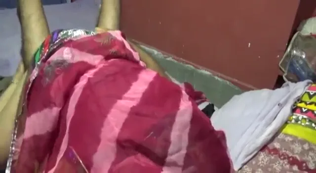 घाघरा उठाकर घूंघट ओढ़े गुजराती भाभी देवर का लंड चूसते हुए सेक्स वीडियो — screenshot 5