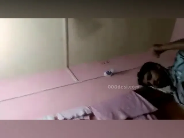 इंडियन क्कोल्ड ने अपनी बीवी को दोस्त से चुदवाकर देखा हिंदी बीएफ वीडियो — screenshot 4