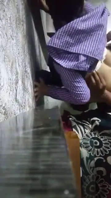 यूनिफॉर्म वाली कॉलेज गर्ल की डॉगीस्टाइल देसी चुदाई हिंदी बीएफ एमएमएस वीडियो — screenshot 1
