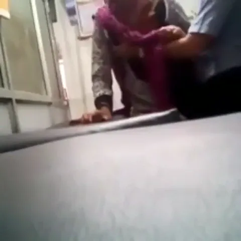 गाँव के डॉक्टर ने युवा लड़की की नंगी चुंची दबाकर देसी सेक्स किया