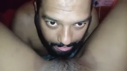कुत्ते जैसे गर्लफ्रेंड की चूत चाटकर देसी सेक्स में लड़की को चोदा हिंदी ब्लू फिल्म वीडियो — screenshot 1