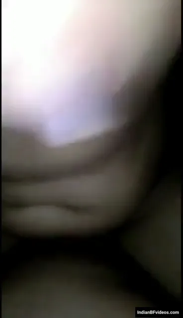 प्रेमी के बड़े लंड को पकड़ चूत में डालती सुंदर प्रेमिका की चुदाई — screenshot 4