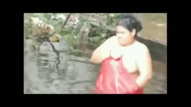 मोटी आंटी ने बूब्स खोलकर तालाब में नहाते हुए चुपके से चूत दिखाई bf वीडियो — screenshot 1