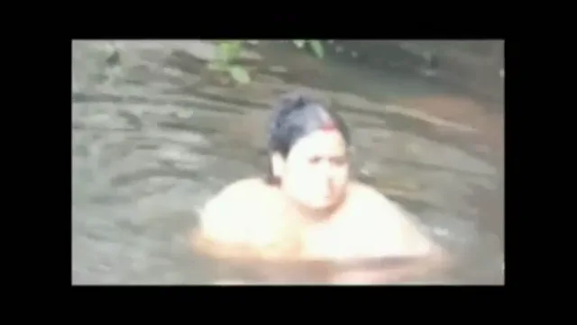 मोटी आंटी ने बूब्स खोलकर तालाब में नहाते हुए चुपके से चूत दिखाई bf वीडियो — screenshot 5
