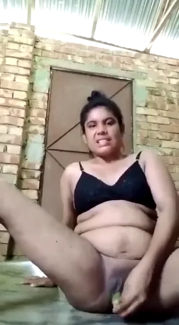 देहाती लड़की ने हरे बैंगन से अपनी चूत में हस्तमैथुन किया देसी सेक्स वीडियो — screenshot 3