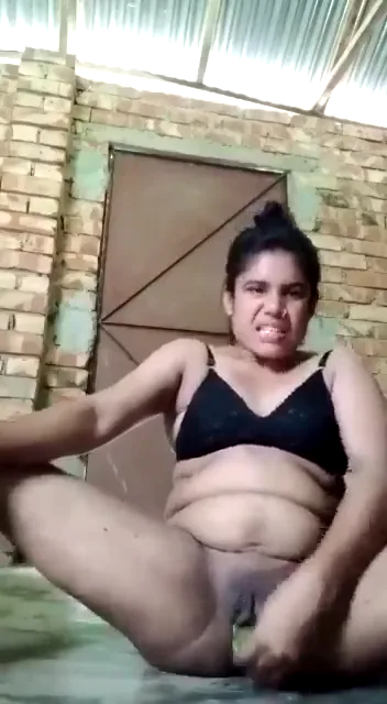 देहाती लड़की ने हरे बैंगन से अपनी चूत में हस्तमैथुन किया देसी सेक्स वीडियो — screenshot 4