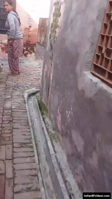 पंजाबी भाभी पडोसी लड़के को अपनी गांड दिखाती हुई वीडियो — screenshot 1