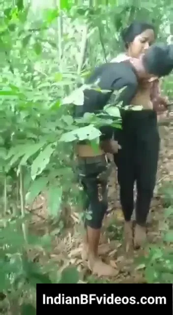 जंगल में डर डर के लेगिंग सरकाकर चुदाई करती गर्लफ्रेंड की देहाती चूत वाली वीडियो — screenshot 1