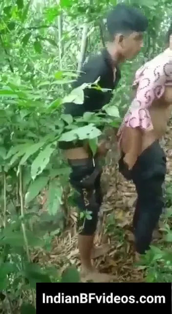 जंगल में डर डर के लेगिंग सरकाकर चुदाई करती गर्लफ्रेंड की देहाती चूत वाली वीडियो — screenshot 3