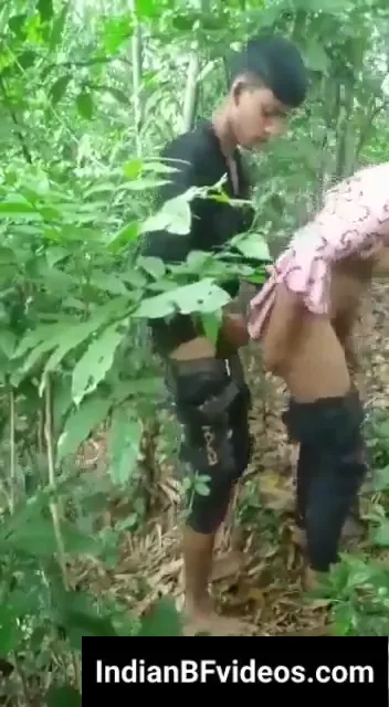 जंगल में डर डर के लेगिंग सरकाकर चुदाई करती गर्लफ्रेंड की देहाती चूत वाली वीडियो — screenshot 4