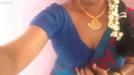 गजरेवाली सेक्सी तेलुगू भाभी की साड़ी उठाकर हस्तमैथून वीडियो — screenshot 1