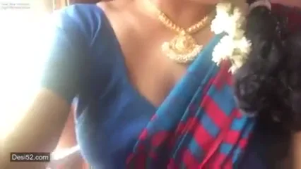 गजरेवाली सेक्सी तेलुगू भाभी की साड़ी उठाकर हस्तमैथून वीडियो — screenshot 2