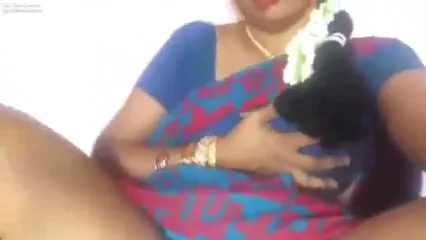 गजरेवाली सेक्सी तेलुगू भाभी की साड़ी उठाकर हस्तमैथून वीडियो — screenshot 8