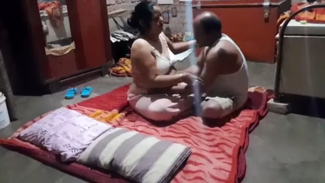 उम्रदराज आंटी ने लवर के मोटे लंड से चूत चुदाई की स्कैंडल एमएमएस वीडियो — screenshot 1