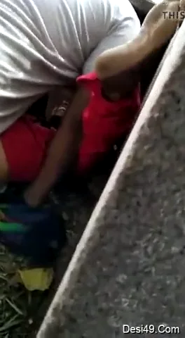 देसी लड़की चुद्वाते हुए पकड़ी गई गांव की मस्त चुदाई MMS वीडियो — screenshot 1
