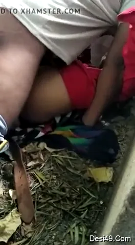 देसी लड़की चुद्वाते हुए पकड़ी गई गांव की मस्त चुदाई MMS वीडियो — screenshot 3