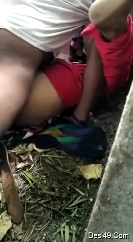 देसी लड़की चुद्वाते हुए पकड़ी गई गांव की मस्त चुदाई MMS वीडियो — screenshot 4