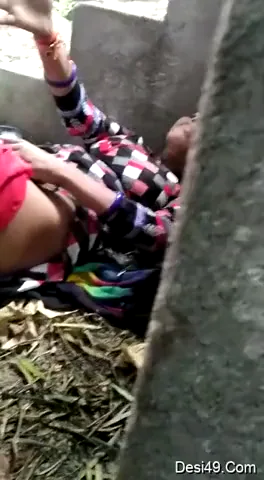 देसी लड़की चुद्वाते हुए पकड़ी गई गांव की मस्त चुदाई MMS वीडियो — screenshot 5