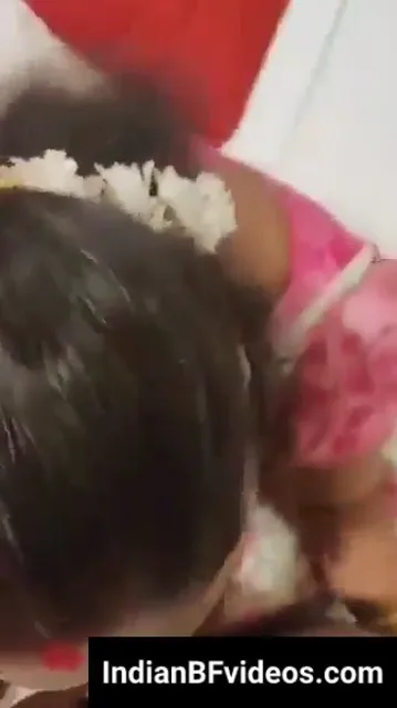 गजरा लगाई सजी धजी बीवी ने पति को ब्लोजॉब दिया देसी MMS — screenshot 5