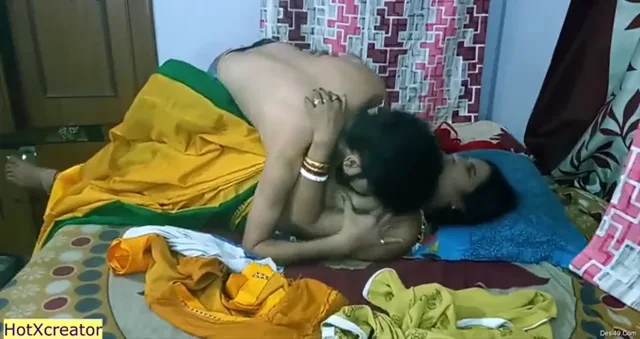 अंडरवियर में देवर के उभरे लंड पर भाभी ने हाथ फेरा देसी भाभी सेक्स वीडियो — screenshot 1