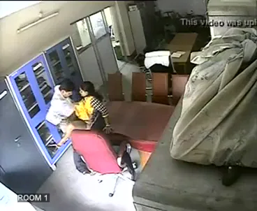 वकील ने ऑफिस में टाइपिस्ट भाभी को जोरदार चोदा हिंदी बीएफ सेक्स वीडियो — screenshot 4