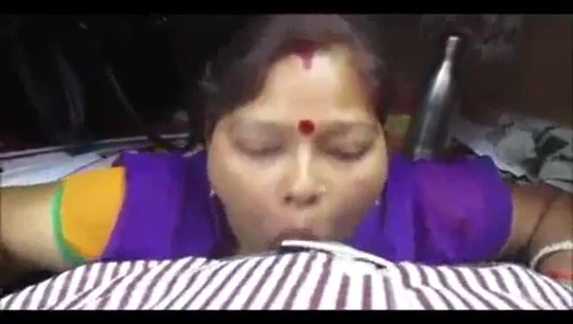 बड़े प्यार से लंड चूसने वाली आंटी का देसी बीएफ चूत चुदाई सेक्स वीडियो — screenshot 5