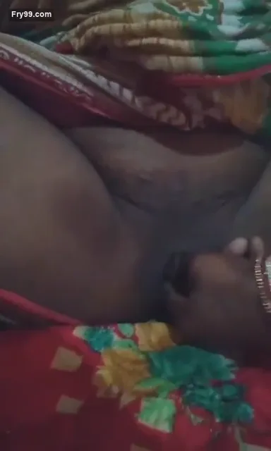 सिर पर पल्लू ओढ़ी देहाती औरत ने चूत में उंगली डालकर मस्तurbation किया वीडियो — screenshot 2