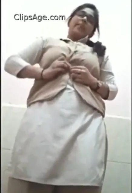 चश्मिश कॉलेज गर्ल ने यूनिफॉर्म उतारकर नंगा बदन दिखाया देसी MMS वीडियो — screenshot 1