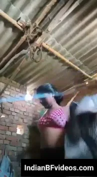 गरीब घर की लड़की सारे कपड़े उतारकर नंगी हुई देसी MMS सेक्स वीडियो — screenshot 1