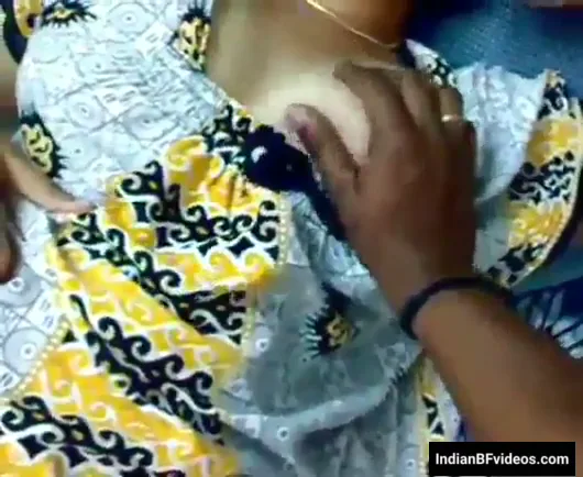 देसी बीवी का गाउन ऊपर उठाकर बूब्स और चूत दिखाती हुई हिंदी बीएफ वीडियो