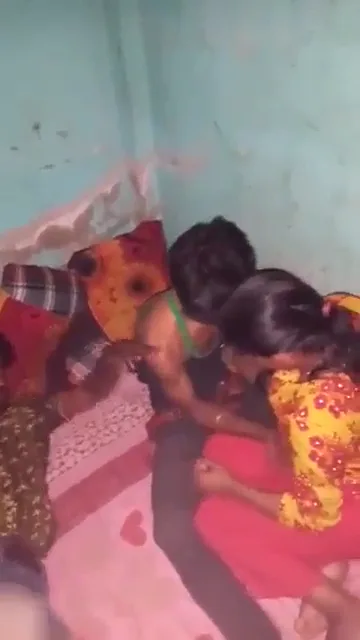 रंडी ने तीन लंड एक साथ लिए गुजराती गेंगबेंग सेक्स वीडियो — screenshot 2