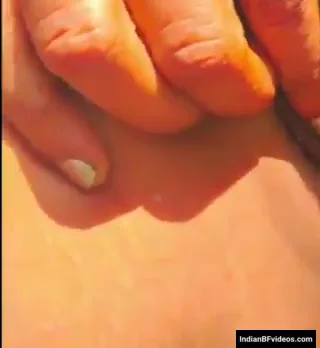 साड़ी उठाकर मर्दों जैसी खड़ी मूतती बेसरम देसी औरत गांड वीडियो — screenshot 2