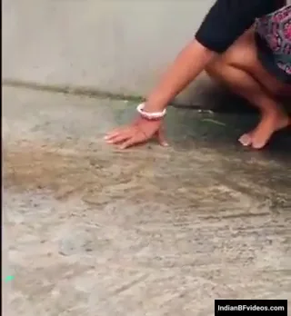 साड़ी उठाकर मर्दों जैसी खड़ी मूतती बेसरम देसी औरत गांड वीडियो — screenshot 3