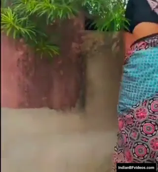 साड़ी उठाकर मर्दों जैसी खड़ी मूतती बेसरम देसी औरत गांड वीडियो — screenshot 5