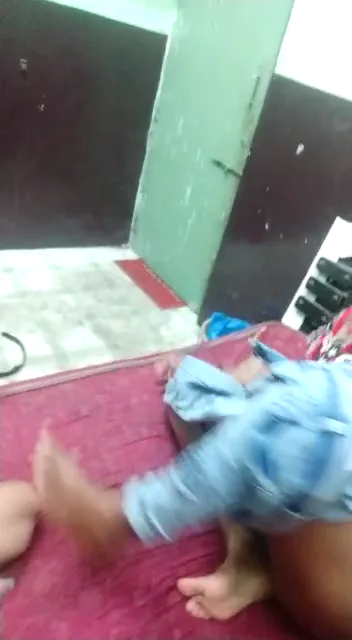 होटल में रुके देसी टूरिस्ट कपल ने की जोरदार चोदमपट्टी ब्लू फिल्म — screenshot 3