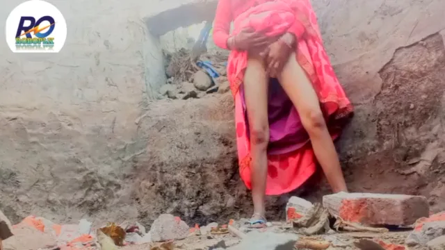 हथौड़े से देहाती मजदूर औरत की चूत चोदती गरीब गांव की चुदाई MMS वीडियो — screenshot 1