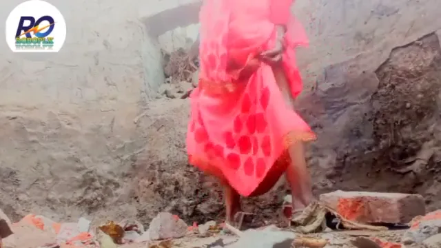 हथौड़े से देहाती मजदूर औरत की चूत चोदती गरीब गांव की चुदाई MMS वीडियो — screenshot 2