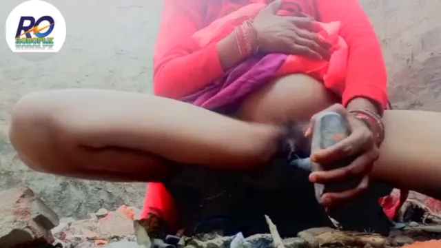 हथौड़े से देहाती मजदूर औरत की चूत चोदती गरीब गांव की चुदाई MMS वीडियो — screenshot 5