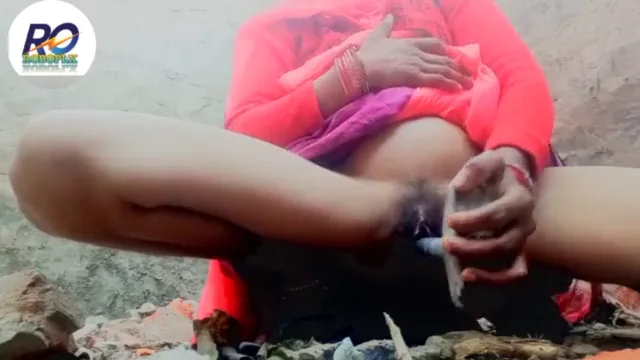 हथौड़े से देहाती मजदूर औरत की चूत चोदती गरीब गांव की चुदाई MMS वीडियो — screenshot 7