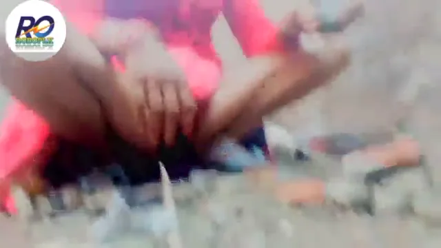 हथौड़े से देहाती मजदूर औरत की चूत चोदती गरीब गांव की चुदाई MMS वीडियो — screenshot 8