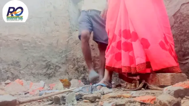 हथौड़े से देहाती मजदूर औरत की चूत चोदती गरीब गांव की चुदाई MMS वीडियो — screenshot 10