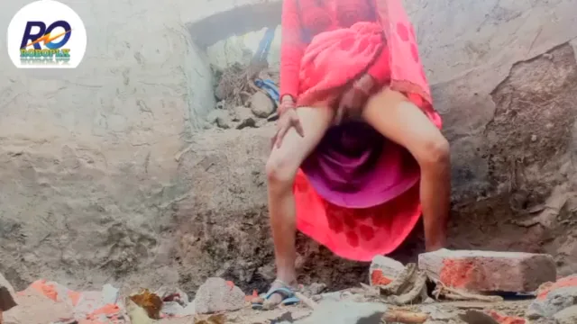 हथौड़े से देहाती मजदूर औरत की चूत चोदती गरीब गांव की चुदाई MMS वीडियो