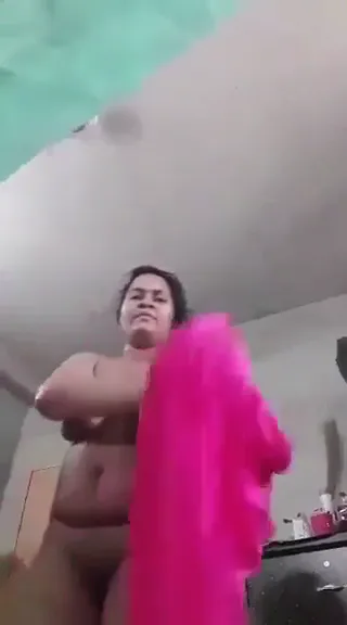 बॉयफ्रेंड के लिए अपने नंगे बदन का नायाब प्रदर्शन करती बड़ी दीदी वीडियो — screenshot 5