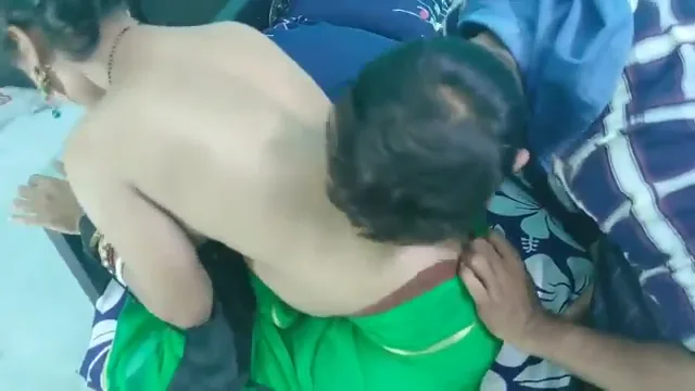 भाभी के दोनों वक्ष दबोचकर देवर के साथ हॉट रोमांस MMS वीडियो — screenshot 2